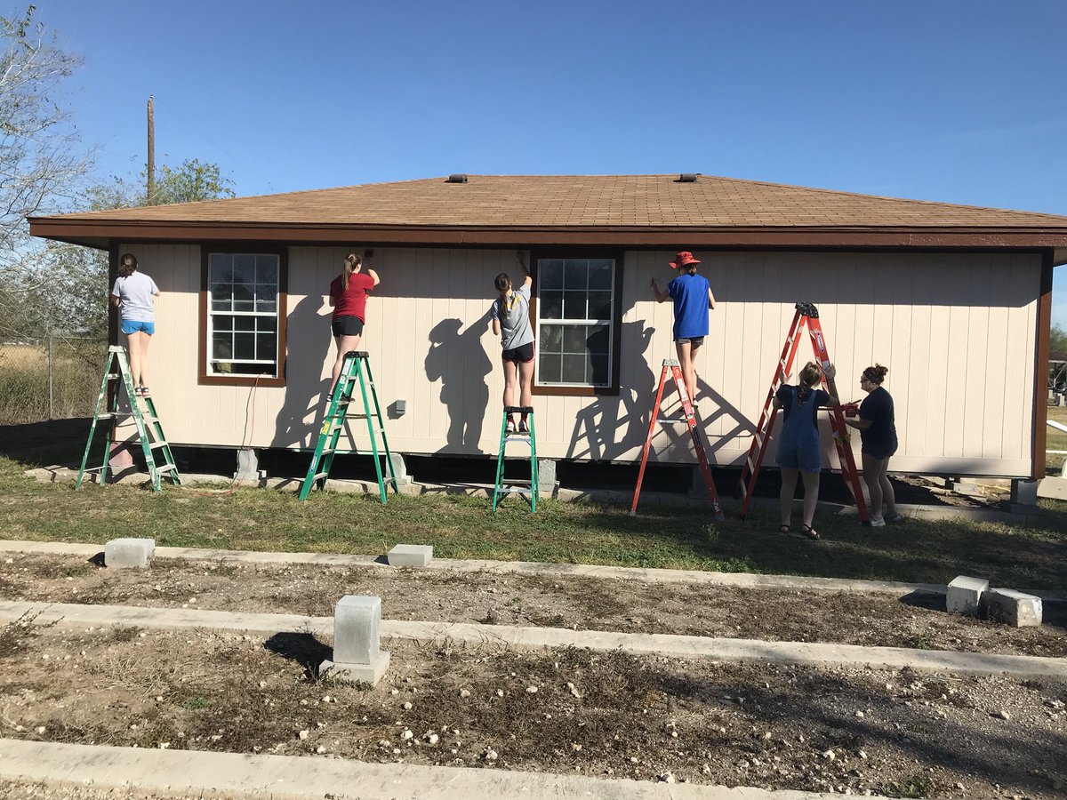 jbolluyt's tweet photo. Hard at work at Proyecto Azteca.#SLJTerm https://t.co/Yv2jL2JNWZ