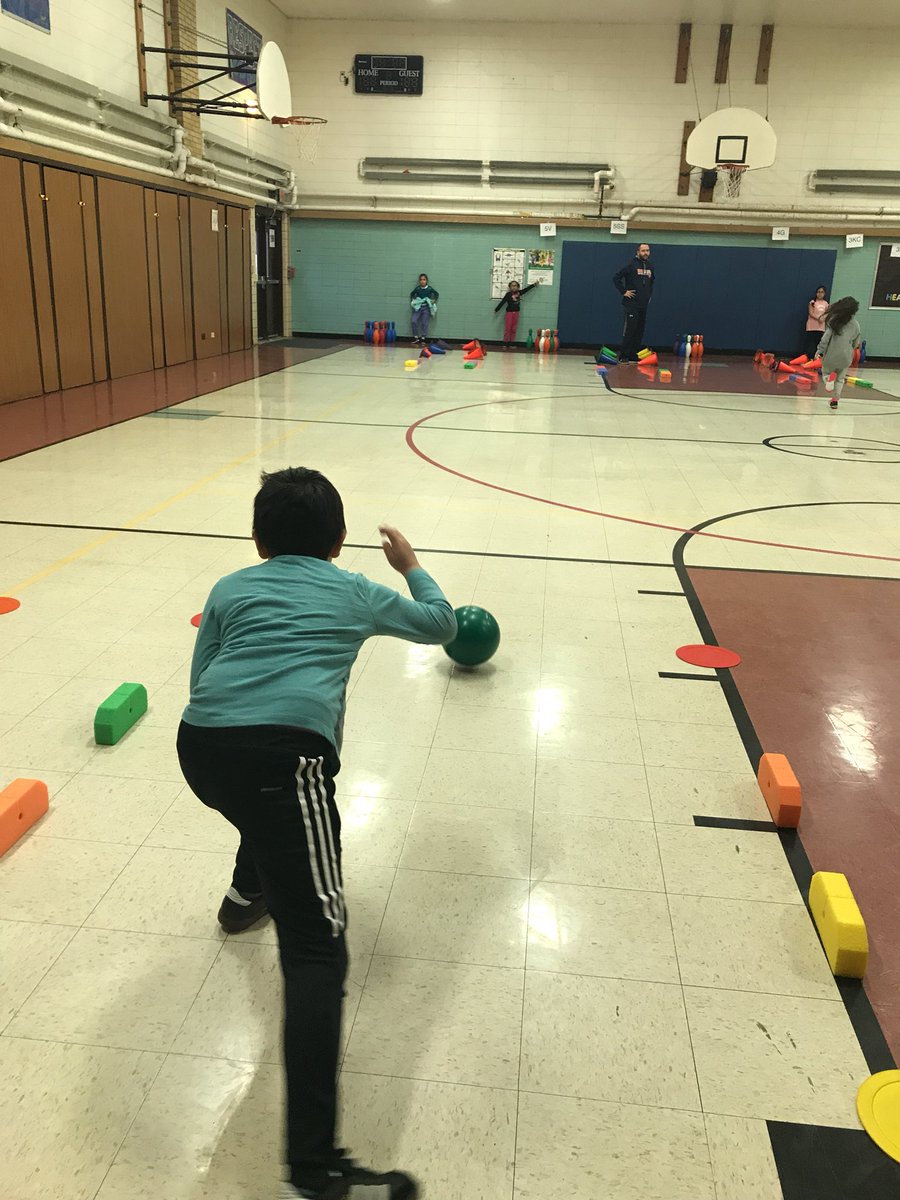 MissMaestraP's tweet photo. Bowling in PE! #awesome @EmersonPE_D100 https://t.co/YPEfYiTx0y