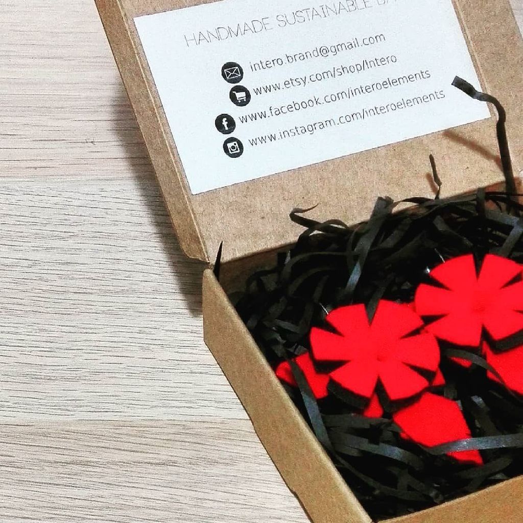 interoelements's tweet image. Start the year with our red earrings, of course they are ethical and sustainable!🎆🎆🎆 #interoelements #flowers #applications #recycled #slowfashion #nowaste #zerowaste #fashionstartup #newyear #redearrings #earings #jewelry #contemporaryjewellery #con… ift.tt/2D051VR