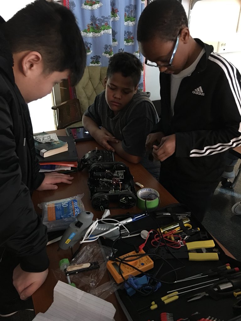 oldhamkc's tweet photo. There is nothing more inspiring as a student excited about his genius hour project! #geniushour #ourfuture https://t.co/Dii5vNu39k