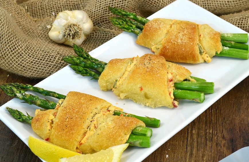 RadaCutlery's tweet photo. These delicious Asparagus Roll-Ups make a great snack, appetizer, or side dish. They're outrageously tasty and easy to make! #recipe #asparagus #vegetarian https://t.co/W97Jo4JbA7 https://t.co/tWC9tZKjdZ