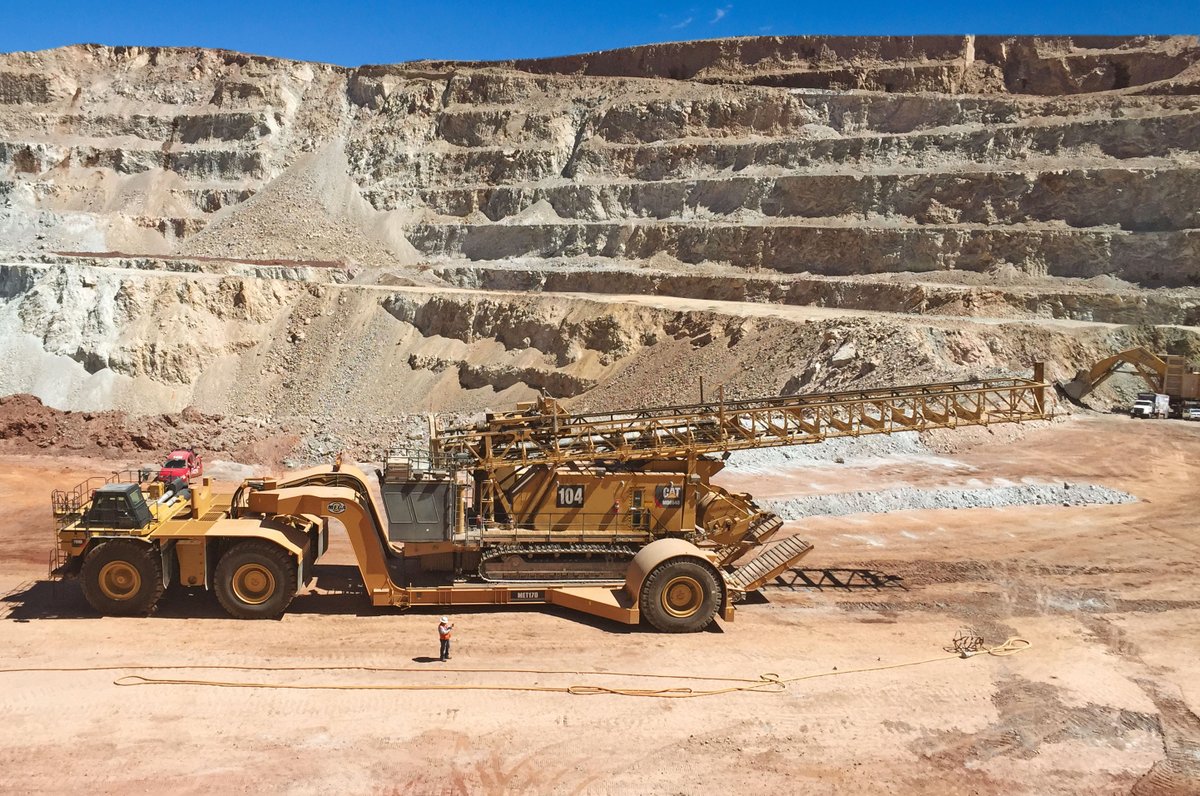 MegaCorpWW's tweet photo. #Throwback Wednesday! 2015 170 ton trailer on Caterpillar 789D for Finning Chile. Mega Equipment Trailers are designed within the tire & tractor axle load limits & meet applicable OEM ROPS, emergency steering & braking performance criteria. #Finning_cl #BIG #MegaWorldwide #chile https://t.co/zrszv4sSqP