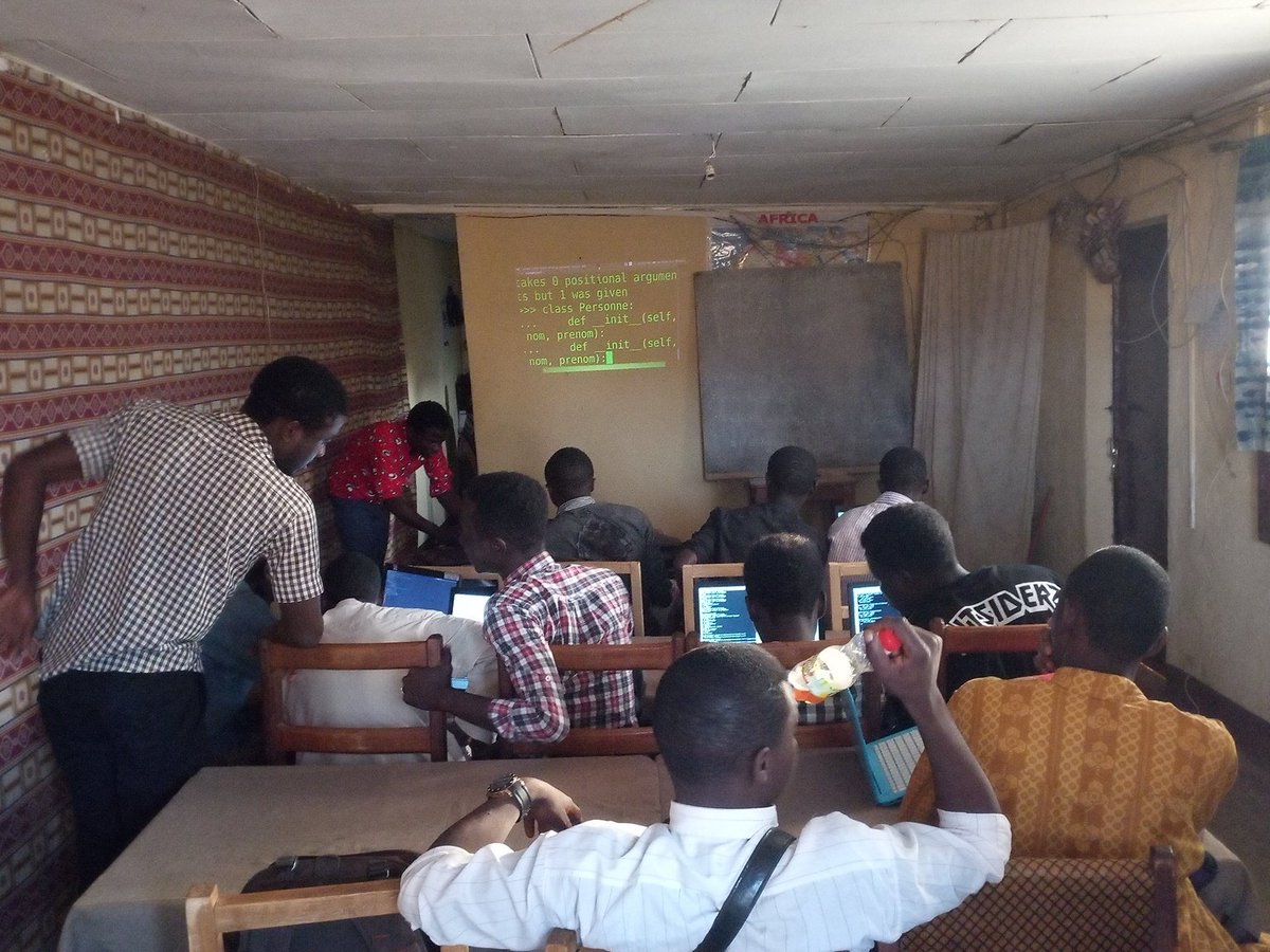 python_show's tweet image. #techlake #Python #pythonshow introduction au python avec @AymarAmono à @MsoftAcad