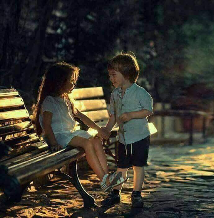 كل شيء فيك يشير 
الي بالابتعاد
الا قلبك....يشير الي من  طرف خفي
-أنْ اقترب-
#العمده