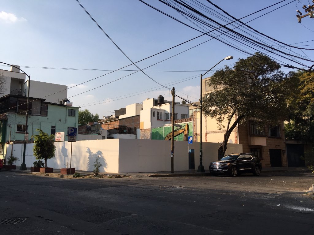 CNocheBuenaBJ's tweet photo. Vecinos, en las calles de Holbein y Boston demolieron dos casas, esto significa que habrá dos nuevos edificios y el suministro de agua seguirá bajando. ¡No podemos permitirlo! @COL_NOCHEBUENA https://t.co/NOa0k88Azo