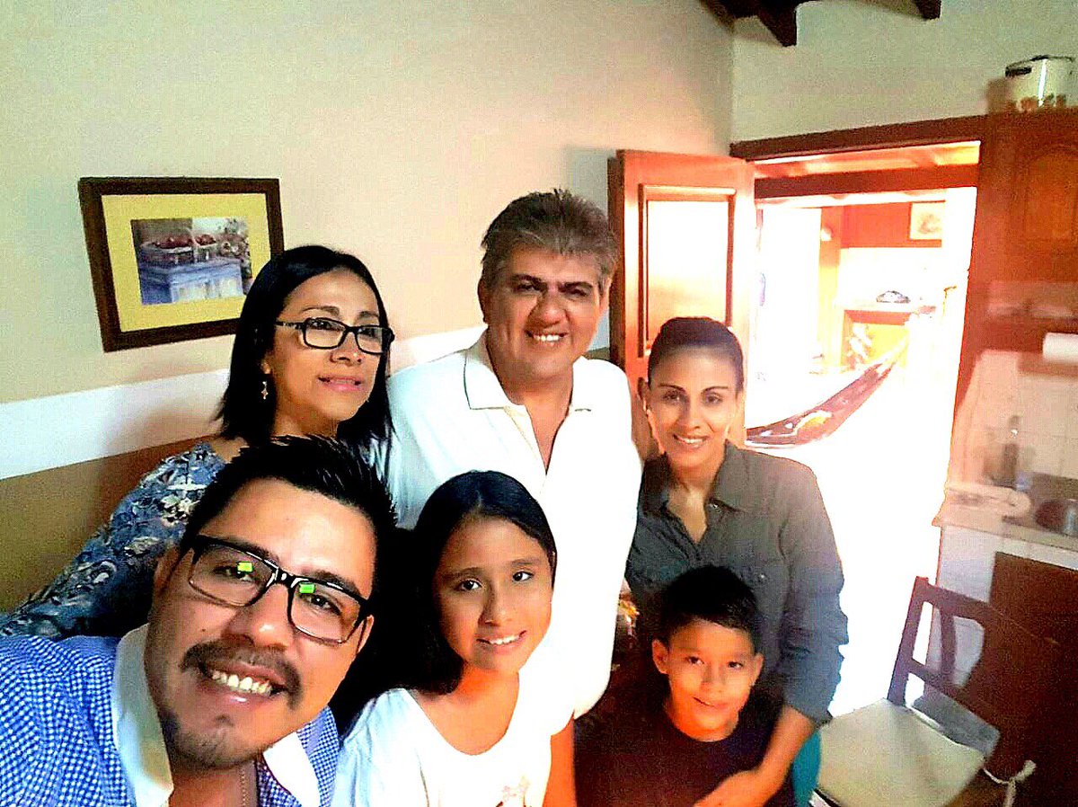 falvarezpolitic's tweet photo. Desde chico me enseñó a ser un hombre responsable de mis actos, me enseñó que con educación y dedicación todo se puede lograr. 

Gracias por tanto papá, lo amo mucho y le pido a Dios salud y muchas bendiciones para su vida. Feliz cumpleaños!@ReneAlvarezRoj1  @MariaReneA2 ♥️ https://t.co/Qc4431J5mu