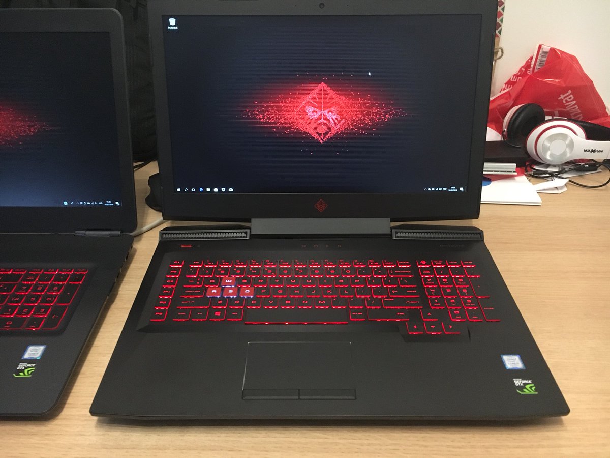 TimmyDeckers's tweet photo. The budget Omen (GTX 1050 4GB) meets the 120Hz G-Sync Omen (GTX 1060 6GB). Got the new gaming laptop. It’s much faster, bigger and more powerful. But also much heavier, and stylish. And most notably. Brighter screen. #omenbyhp https://t.co/NHrRqKTSXd