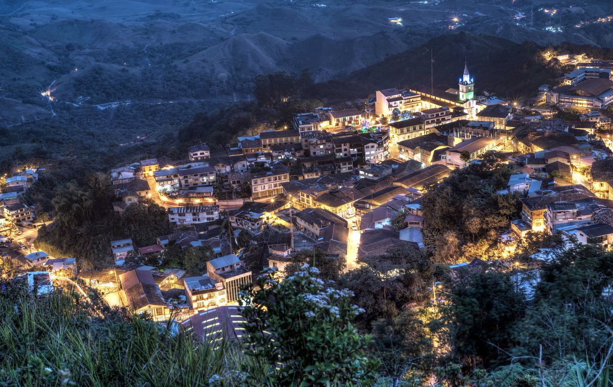 ViajaPrimeroEC's tweet photo. Zaruma es privilegiada por su clima y única por su geografía, centro histórico y paisajes; posee atractivos naturales, históricos y culturales, los cuales son del agrado de turistas nacionales y extranjeros.

FOTOS: @TurismoEc

#EcuadorTuLugarEnElMundo #ViajaPrimeroEcuador https://t.co/eseJuf2C90