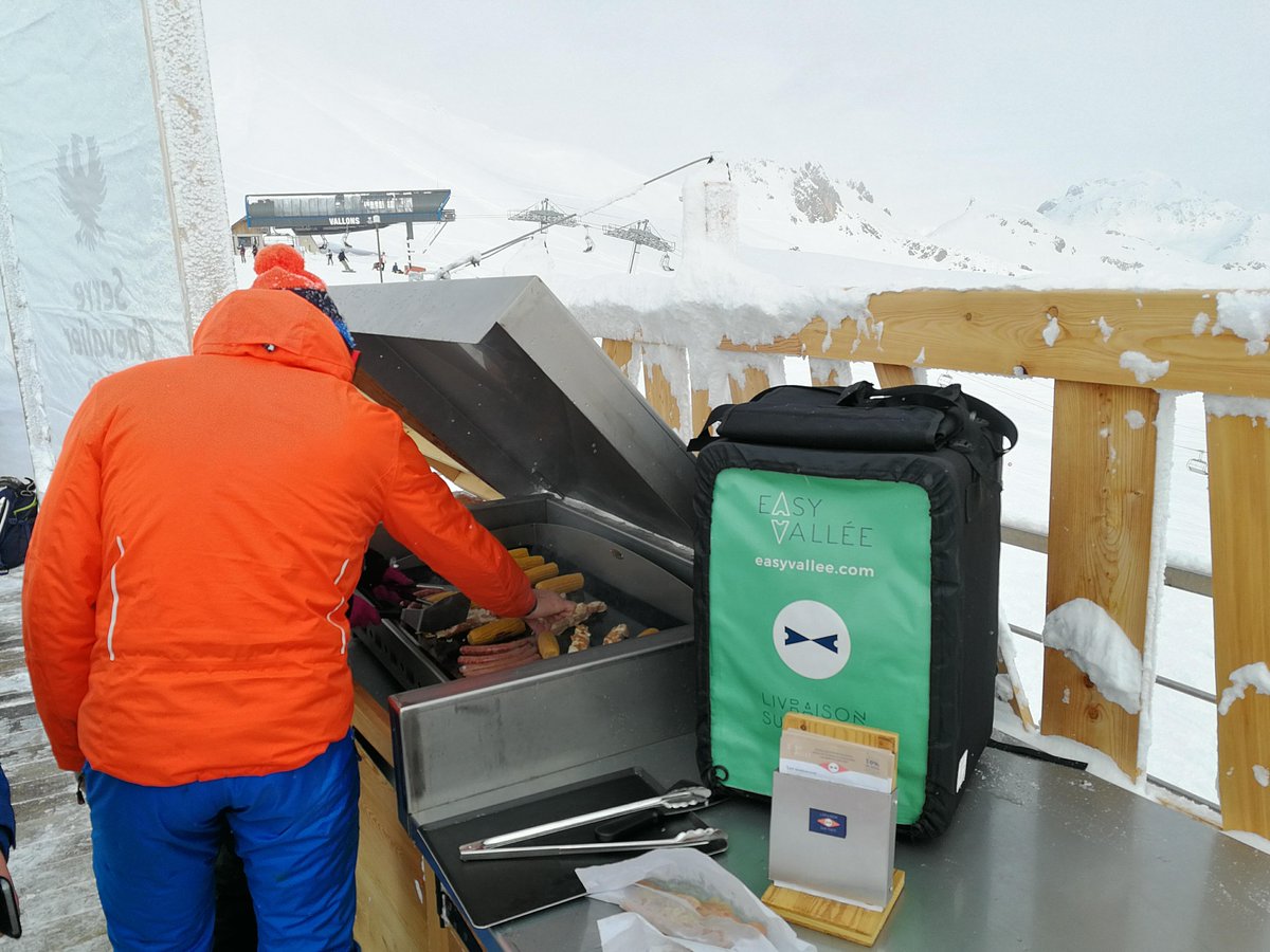 On reprend les bonnes habitudes @SerreChe_FR BBQ au sommet des Vallons #livraison #FoodTech #Food #HautesAlpes #ski #snow #bbqsuccess #picoftheday #picnique #letop