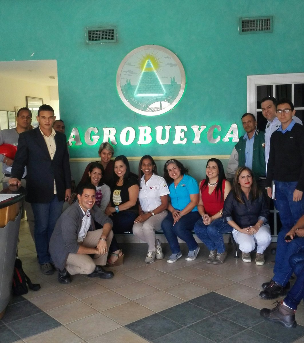 JblancoB's tweet photo. #10Ene #FelizMiercoles 
Estamos en @agrobueyca @ENCafe_SA proponiendo el Plan Formativo 2018 #ForoCandanga que permita mostrar la potencialidad de estas empresas nacionales del Estado que producen con eficiencia y eficacia @SoyNathilla @djcarlosflores1 https://t.co/ePdTsaUm2C