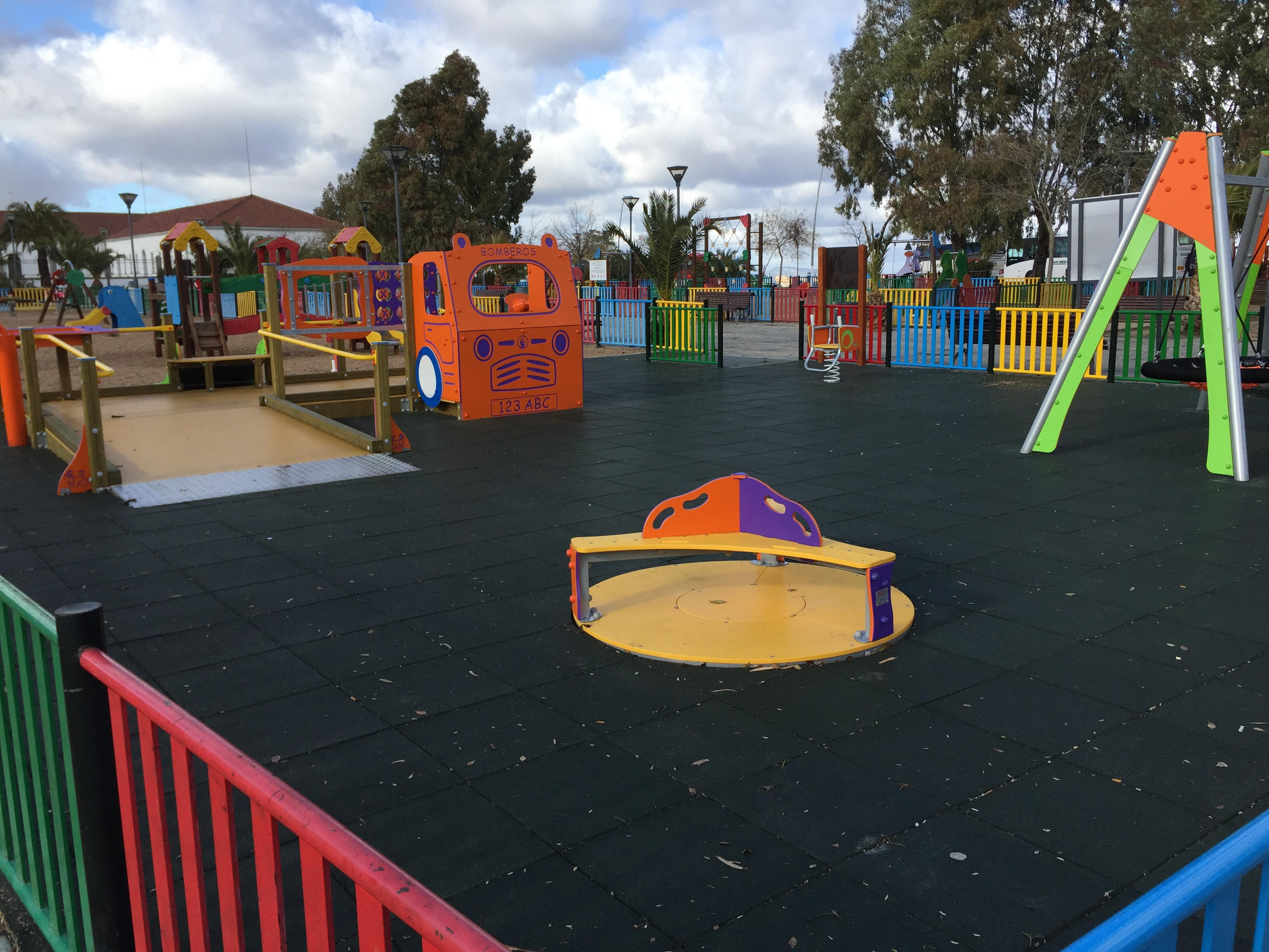 Ayto Pozoblanco Pa Twitter El Ayuntamiento Adapta El Parque Infantil De La Salchi Para Ninos Con Discapacidad La Reforma Ya Concluida Ha Permitido Instalar Suelo De Caucho Y Varios Elementos Recreativos Nuevos