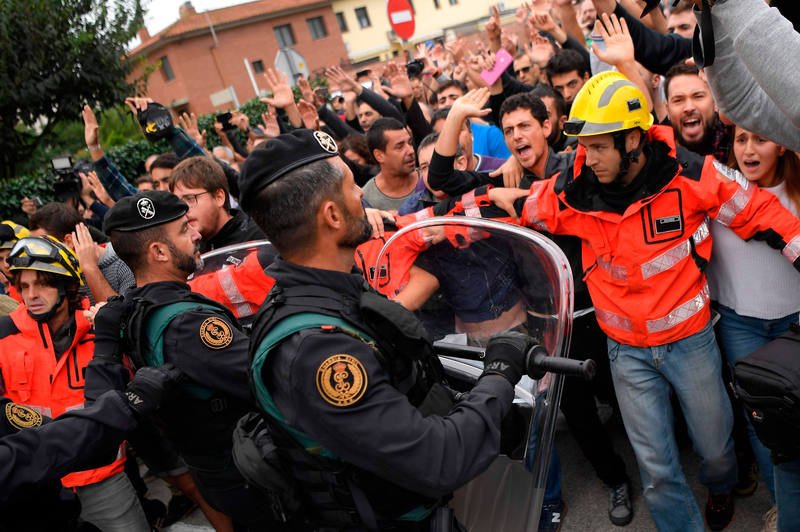 ANC_Bombers's tweet photo. Cuando una persona, sin actitud violenta, recibe los insultos, las burlas y las humillaciones de la policía es:
ABUSO POLICIAL https://t.co/SE5zpv1zzJ
