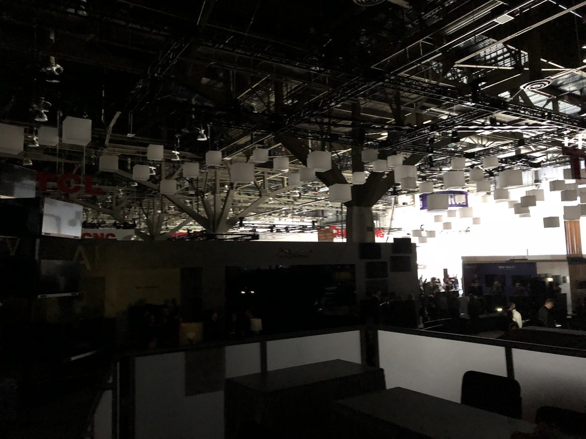 StephenFenech's tweet photo. The Las Vegas Convention Centre where the Consumer Electronics Show is being held has been plunged into darkness after a massive blackout. #ces2018 #cesblackout https://t.co/Tde6zyfRQn
