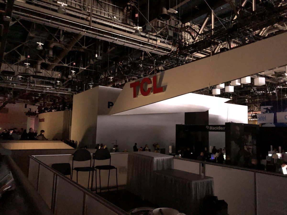 StephenFenech's tweet photo. The Las Vegas Convention Centre where the Consumer Electronics Show is being held has been plunged into darkness after a massive blackout. #ces2018 #cesblackout https://t.co/Tde6zyfRQn