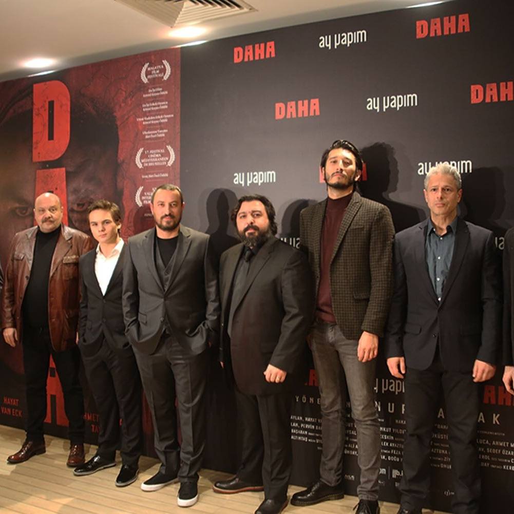 DahaFilm's tweet photo. Onur Saylak’ın yönetmenliğini yaptığı DAHA filminin galası geçtiğimiz akşam gerçekleşti. 12 Ocak Cuma günü gösterime girecek film, galaya gelen seçkin konukların büyük beğenisini topladı. https://t.co/Aj3jkMmral