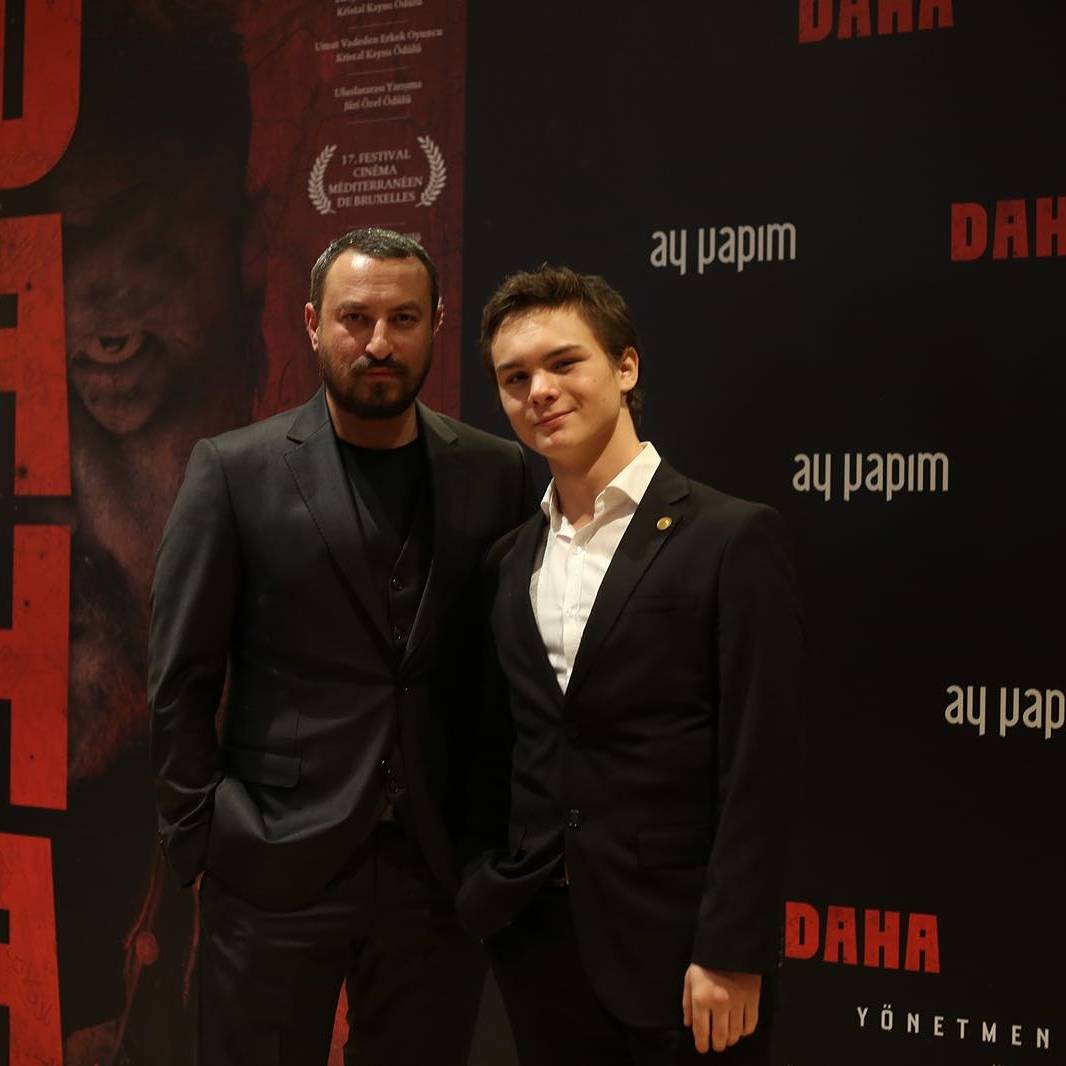 DahaFilm's tweet photo. Onur Saylak’ın yönetmenliğini yaptığı DAHA filminin galası geçtiğimiz akşam gerçekleşti. 12 Ocak Cuma günü gösterime girecek film, galaya gelen seçkin konukların büyük beğenisini topladı. https://t.co/Aj3jkMmral