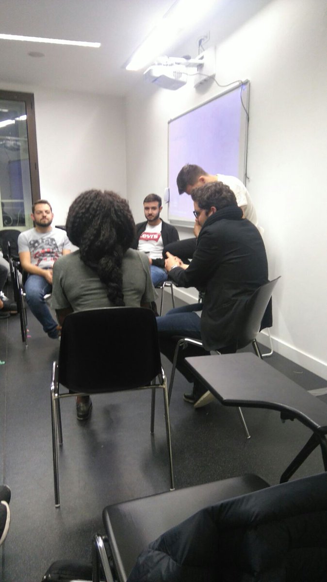 AMOS_Lyon's tweet photo. Les 4ème année en cours de Sport & TV avec @BilelGhazi : remake de "l'Equipe du soir" avec 1 présentateur & 4 chroniqueurs #AMOSannee4 https://t.co/X7RElInayk