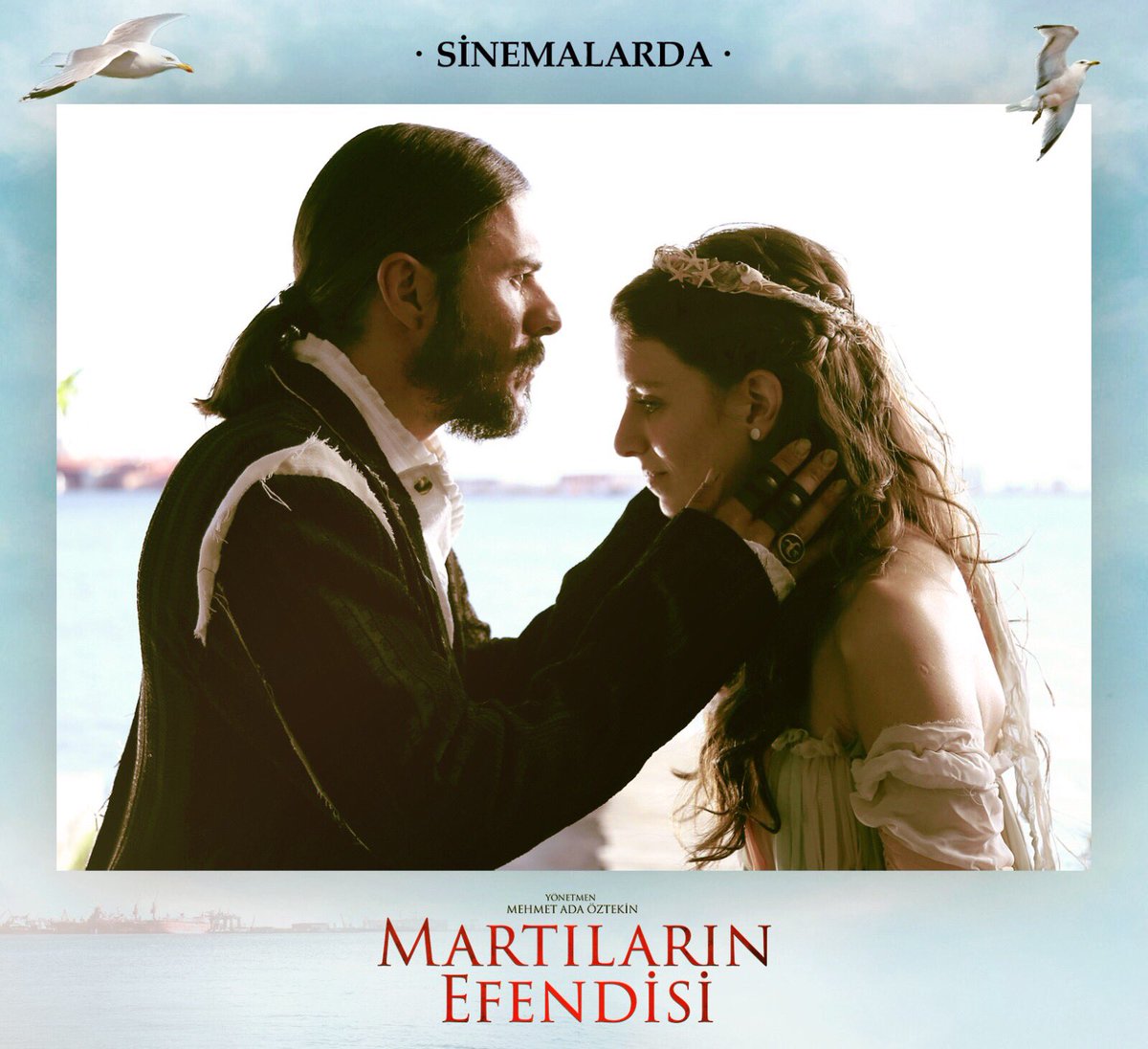 mrtlrnefendisi's tweet photo. Kurduğu gizemli evrende hayata dair tüm ezberleri bozan #MartılarınEfendisi, iyi insanları; şiddetin, kötücüllüğün, anlayışsızlığın egemen olduğu bu dünyadan alıp sihirli ve arzulanan "gizli ülkeye" götürmeyi amaç edinmiştir… https://t.co/8BbgMbc2V9