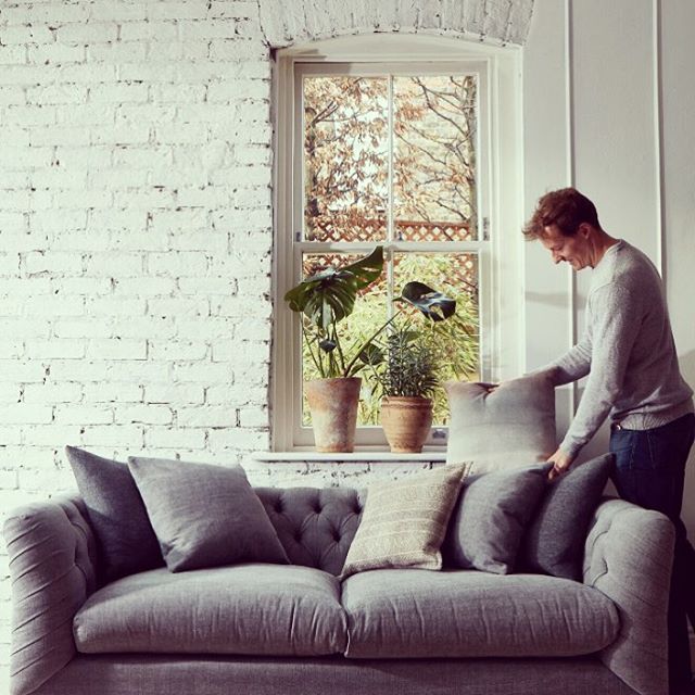 darlingssofas's tweet photo. The Darling detail with Mr Darling himself! #thedarlingdetail #darlingsofchelsea #fabricsofa #chesterfield #buttonback #dulwichsofa https://t.co/2Hr8v6IFAb