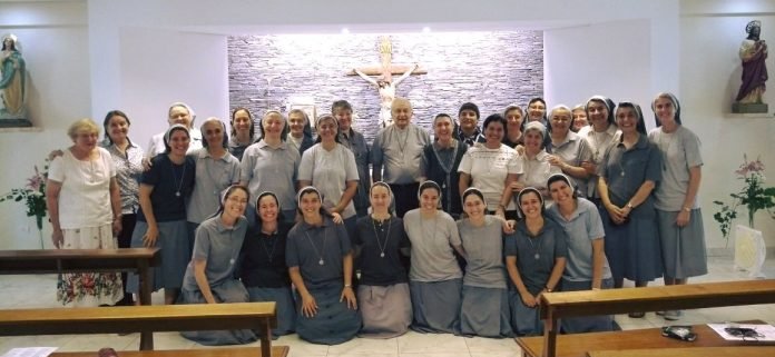 madrecatalina's tweet photo. “El Capítulo es un acontecimiento de gracia, es un regalo de Jesús, Él ofrece su amistad, su intimidad; hay que dejar que nos abrace”. Para conocer más detalles sobre el XXI Capítulo General que están viviendo las #HermanasEsclavas: https://t.co/tNy7JrmXr7 

#CapítuloHHEE https://t.co/NC0WKWbJ3I