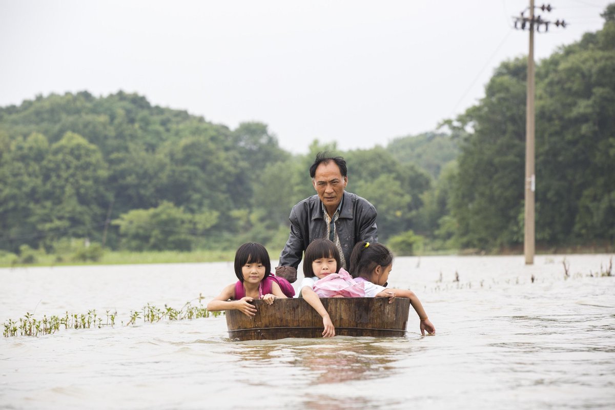 cgtnenespanol's tweet photo. En los últimos días, un chico se hizo famoso en los medios sociales, ya que con el temporal frío, aparecieron flores de hielo en sus cejas, pestañas y pelo. #China #Sociedad https://t.co/KZDjhVnvDb https://t.co/nBqY75I5Pb