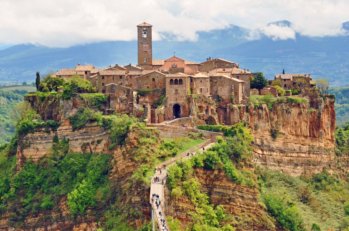 VIPTravelExp's tweet image. Italy is one of the most unique and jaw dropping destinations in the world. There are so many hidden gems scattered throughout the country you might just unknowingly stumble upon one. Like this amazing town below:
#VIPTravelExperience #LuxuryTravelRedefined #WednesdayWanderlust