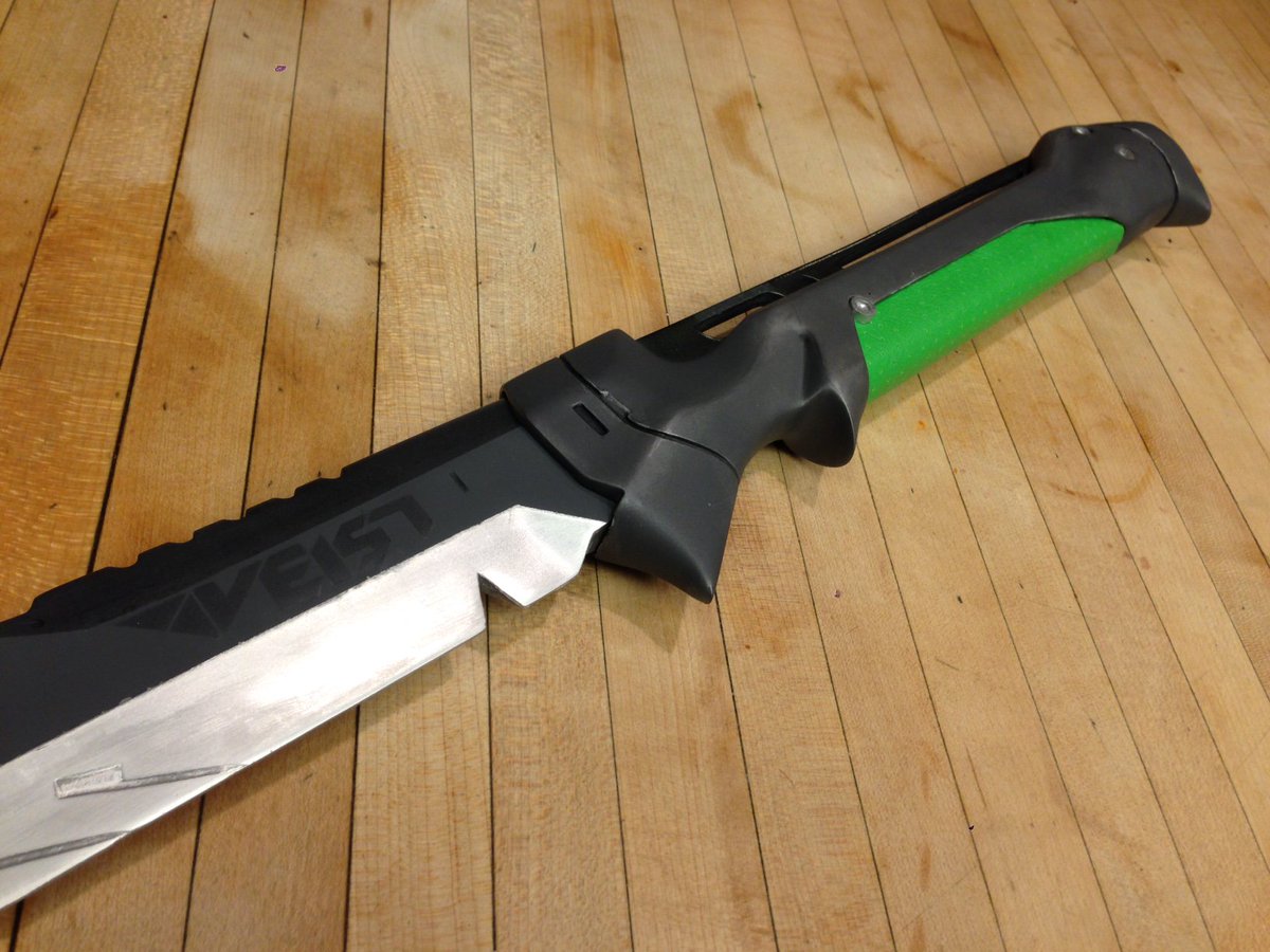 sloan_hood's tweet image. Ok. Quickfang (Destiny 2) is done. I&apos;ll probably make more and make some adjustments base on what I&apos;ve learned.  #Destiny2 #Destiny #Bungie #Maker #cosplay #props