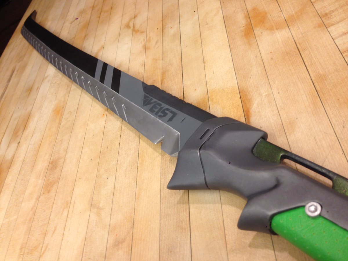 sloan_hood's tweet image. Ok. Quickfang (Destiny 2) is done. I&apos;ll probably make more and make some adjustments base on what I&apos;ve learned.  #Destiny2 #Destiny #Bungie #Maker #cosplay #props