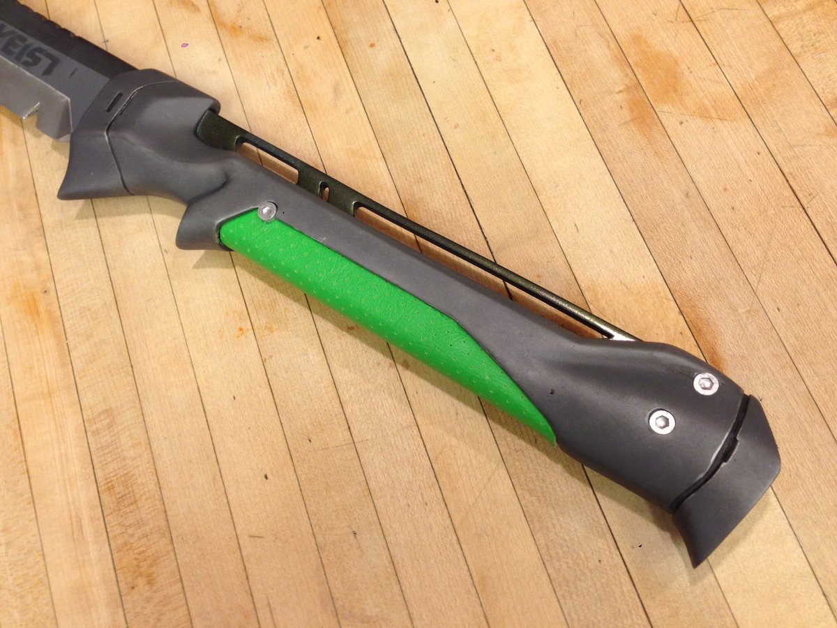 sloan_hood's tweet image. Ok. Quickfang (Destiny 2) is done. I&apos;ll probably make more and make some adjustments base on what I&apos;ve learned.  #Destiny2 #Destiny #Bungie #Maker #cosplay #props