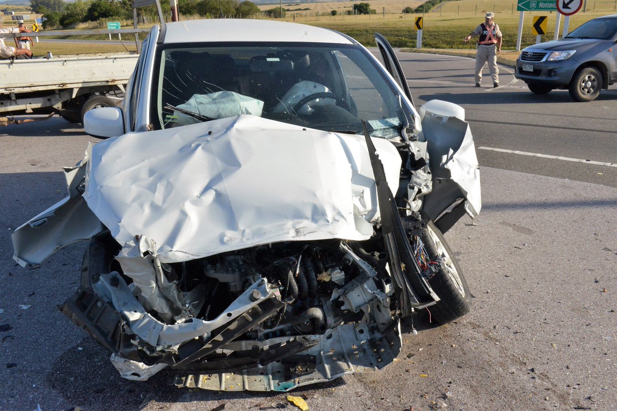 emekavoces's tweet photo. Para los que preguntaban la marca del auto del accidente que reporté esta mañana, es un #Mitsubishi. Aguantó la estructura a pesar del tremendo choque y la pareja que viajaba, ilesos y sin golpes. Muy segura la estructura del auto. Ambos airbag funcionaron perfectamente. https://t.co/85F5I5f69t