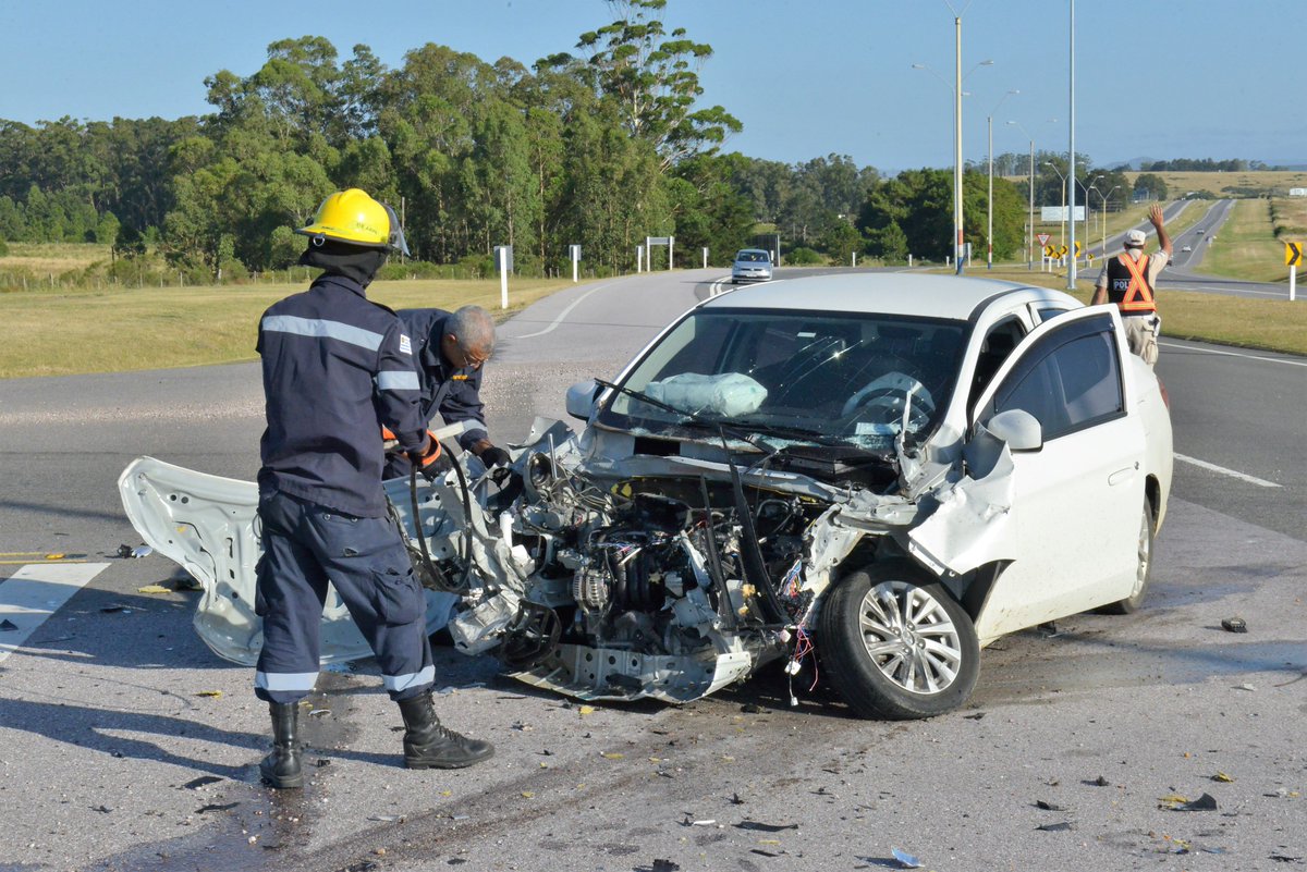 emekavoces's tweet photo. Para los que preguntaban la marca del auto del accidente que reporté esta mañana, es un #Mitsubishi. Aguantó la estructura a pesar del tremendo choque y la pareja que viajaba, ilesos y sin golpes. Muy segura la estructura del auto. Ambos airbag funcionaron perfectamente. https://t.co/85F5I5f69t