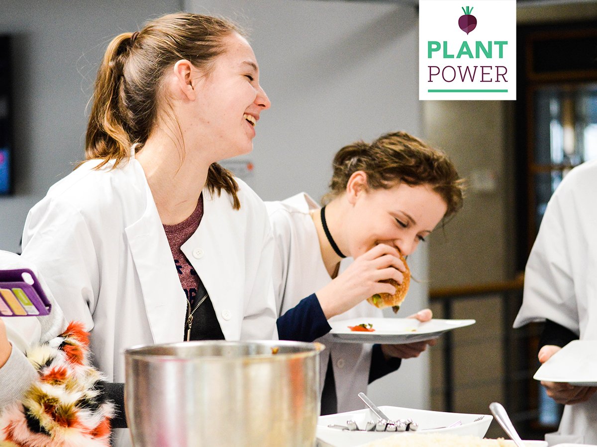 Enthousiaste studenten en positieve reacties bij de kookworkshop die we gisteren gaven bij De Haagse Hogeschool!

#plantaardig #koken #diy #vegan