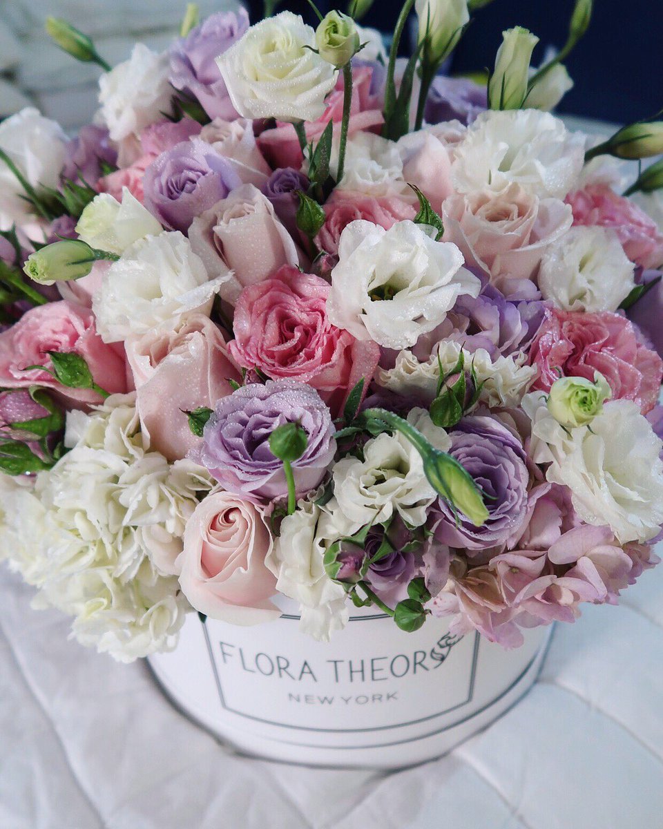 FloraTheory's tweet photo. The recipe to melt her ♥️: our large white matte box with flower mix 🌸💐🌺 #FloraTheory #roses #gardenroses #sprayroses #hydrengeas #lisianthus https://t.co/lpvvhRubQP