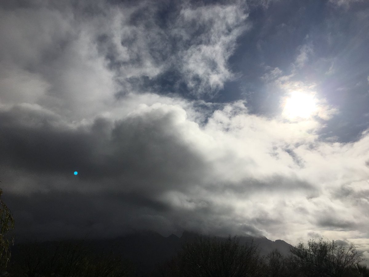 BrookeWagnerTV's tweet photo. Here comes the sun! β
οΈ #KOLDweather #AZwx @TucsonNewsNow https://t.co/3NcGtirsfU