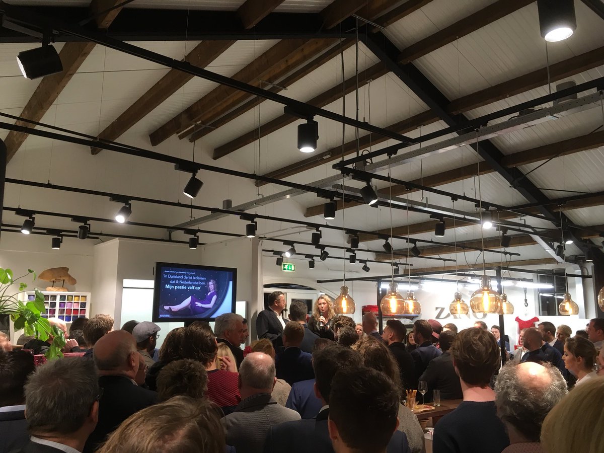 De nieuwe Arnhem #Business is uit! Zojuist gepresenteerd bij Zano te Elst. Op de cover? Security Expert Jeroen van de Pavert van Van de Pavert Beveiliging.

Vrijdag valt het magazine op de mat!