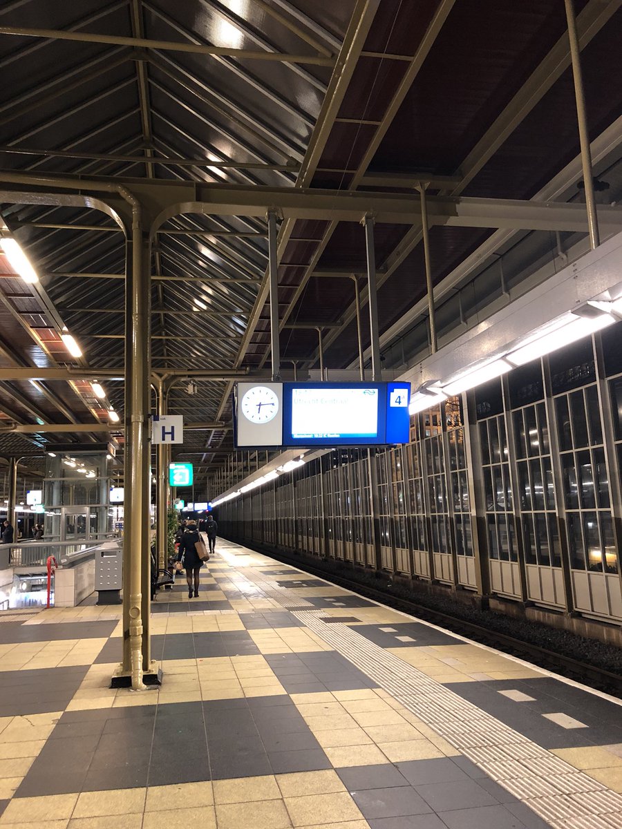 FluRobert's tweet photo. #nsonline #klachten, #Nsni , waarom vermeld ns niet van tevoren dat de treinen vertraging hebben , want dan reis ik nog liever om , dan te wachten en nooit te kunnen zitten in de overvolle treinen. Check mijn foto’!!! https://t.co/VyZDs7FK1e