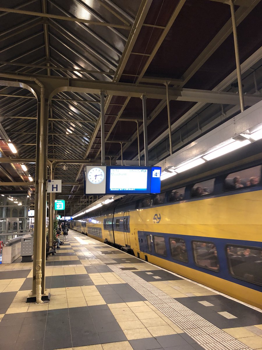FluRobert's tweet photo. #nsonline #klachten, #Nsni , waarom vermeld ns niet van tevoren dat de treinen vertraging hebben , want dan reis ik nog liever om , dan te wachten en nooit te kunnen zitten in de overvolle treinen. Check mijn foto’!!! https://t.co/VyZDs7FK1e