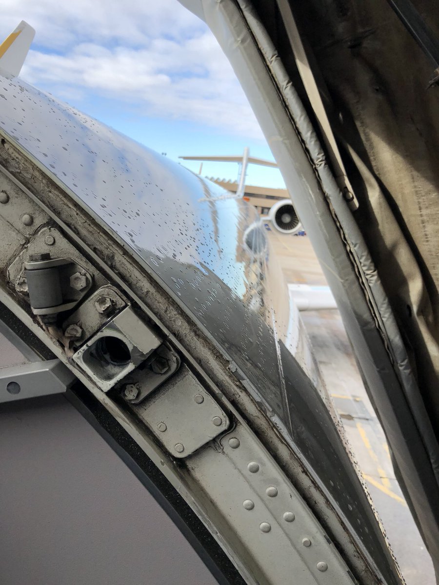 3LWTV's tweet photo. “Now boarding Group 1.” @AmericanAir #ExecPlatLife https://t.co/05gBbCTdx3