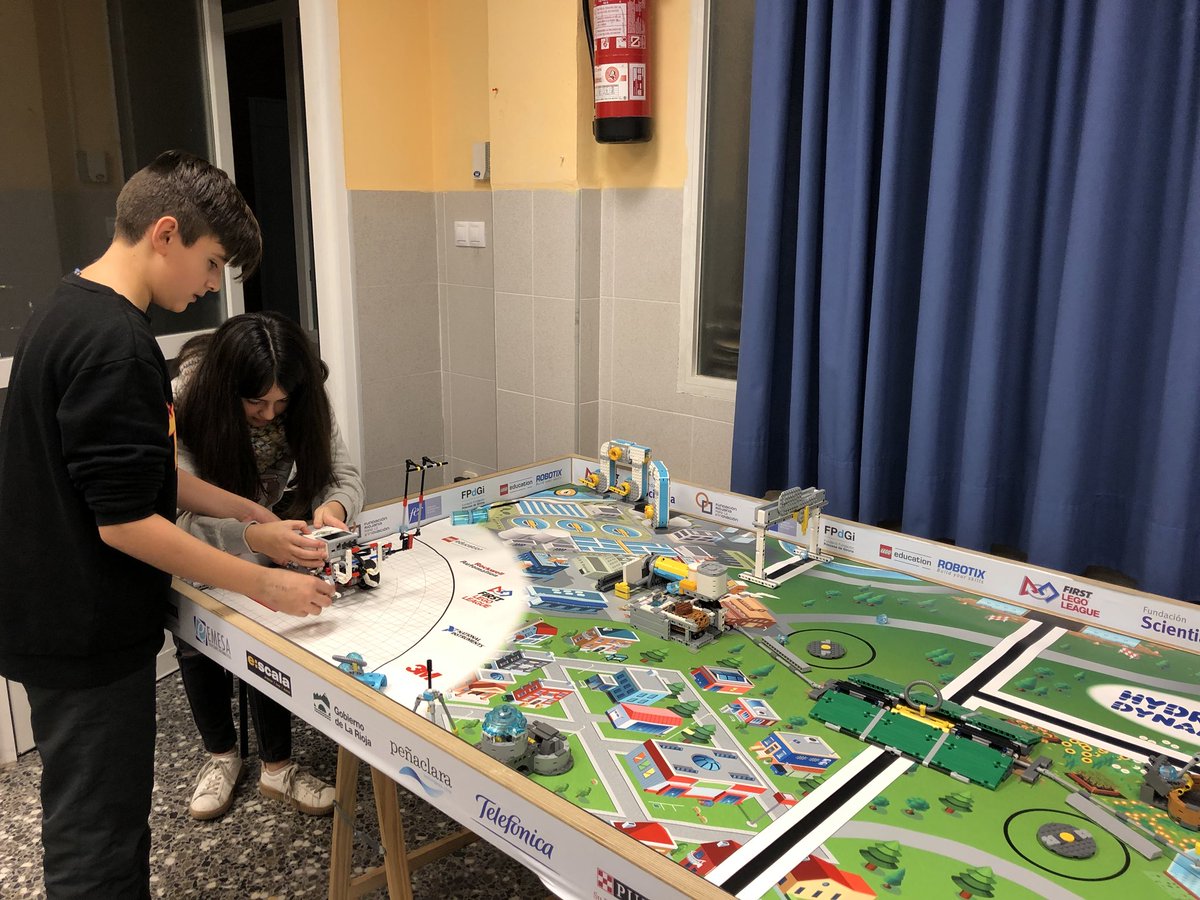 Salesian_Boscos's tweet photo. El equipo #TECNOBOSCOS trabajando a tope las últimas semanas 👏🏼💪🏼 @firstlegoleague #AquaDynamics 💧 https://t.co/FDGsL1ByJe