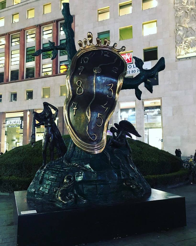cosavederea's tweet photo. Salvador Dalì in piazza Aan Babila a Milano #dali #milan #milano #arte #art https://t.co/BKv2kxgBwx https://t.co/oRUiyni9qq