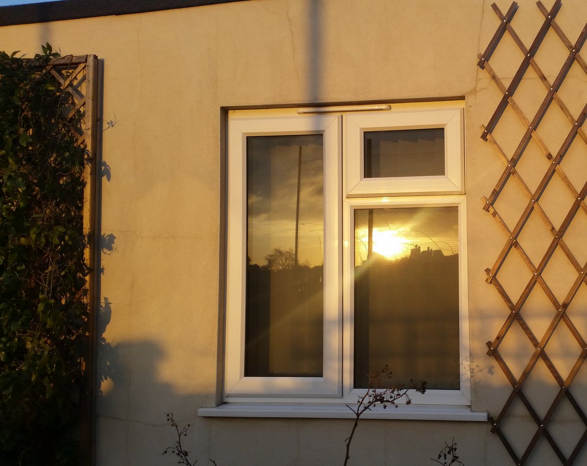 NunheadOsteo's tweet photo. Stunning winter sun reflected on our clinic window this afternoon. The blue skies have been so lovely to see from the clinic today.
#Nunhead #SE15 #PeckhamRye #wintersun #sunshineisgood https://t.co/hSTYRLF1Uh