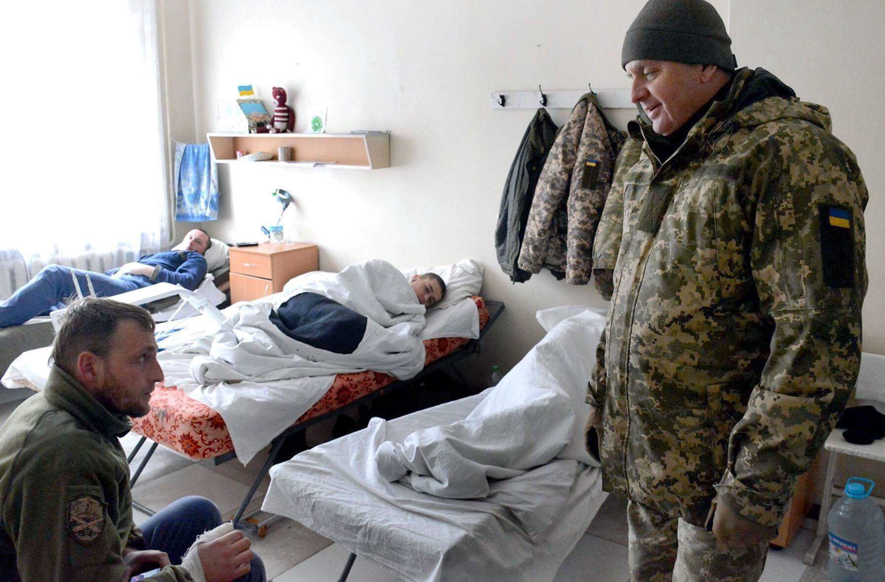 Украинские военные в госпитале