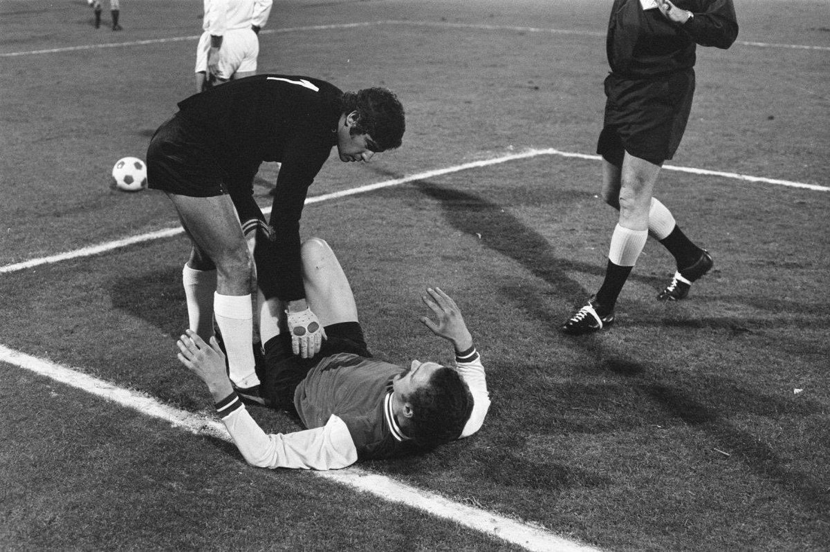 OldFootball11's tweet photo. #Feyenoord 1-0 #Benfica European Cup 1971/72
#Henrique and #HansPosthumus
#Postumus is injured.... Referee #GerhardKunze https://t.co/BF76Z56YWm