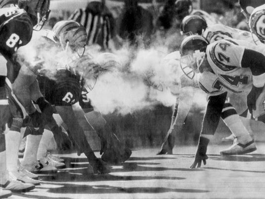 Today in 1981: The Freezer Bowl. AFC Championship game between the Chargers &amp; Bengals at Riverfront Stadium played in the coldest temperature in NFL History (wind chill). −9 °F outside with 27mph winds = a wind chill temperature of −59 °F.

Bengals won 27-7. ❄️🏈 #FreezerBowl