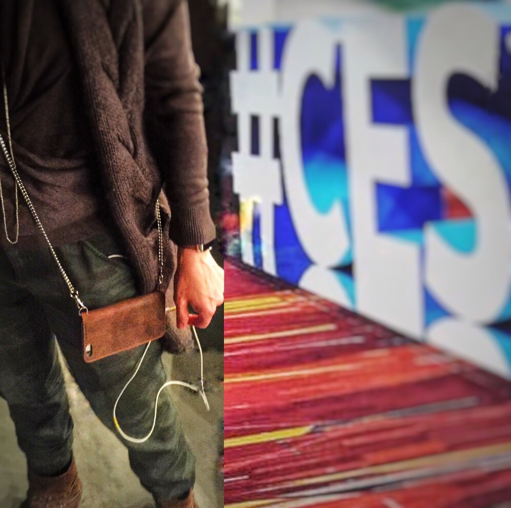 ToolaStyle's tweet photo. Connected in style ⛓📱👜 @toolastyle #iphonefashion #customized #iphonecases ❤️#ces2018 Ready to walk the halls😎 #letsdothis #ces #lasvegas #estyle #wearabletech #techfashion #iphonestyle #techaccessories #trendingnow #techstyle #itshappening #wearyourtech https://t.co/Mv1eWYe80t