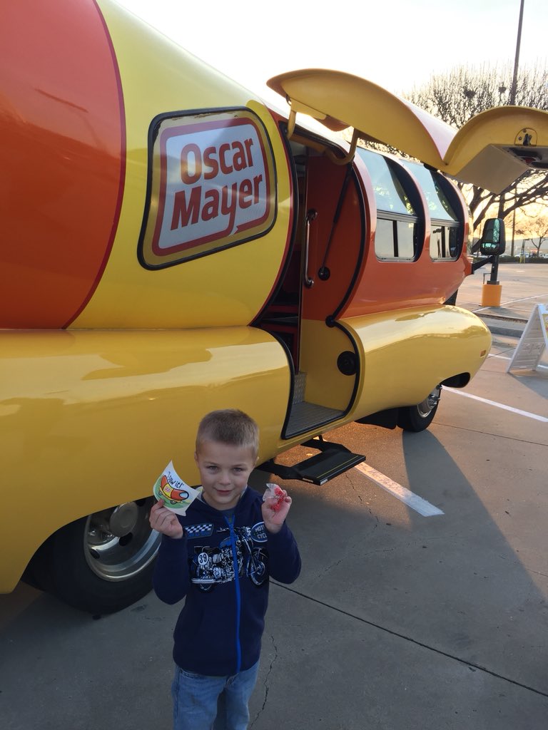 leahafisher's tweet photo. Stopped by @TomThumb_Stores last to to get my whistle and a few pics with @BurrImFriesen and the kids. #wienermobile https://t.co/51UXC8rejQ