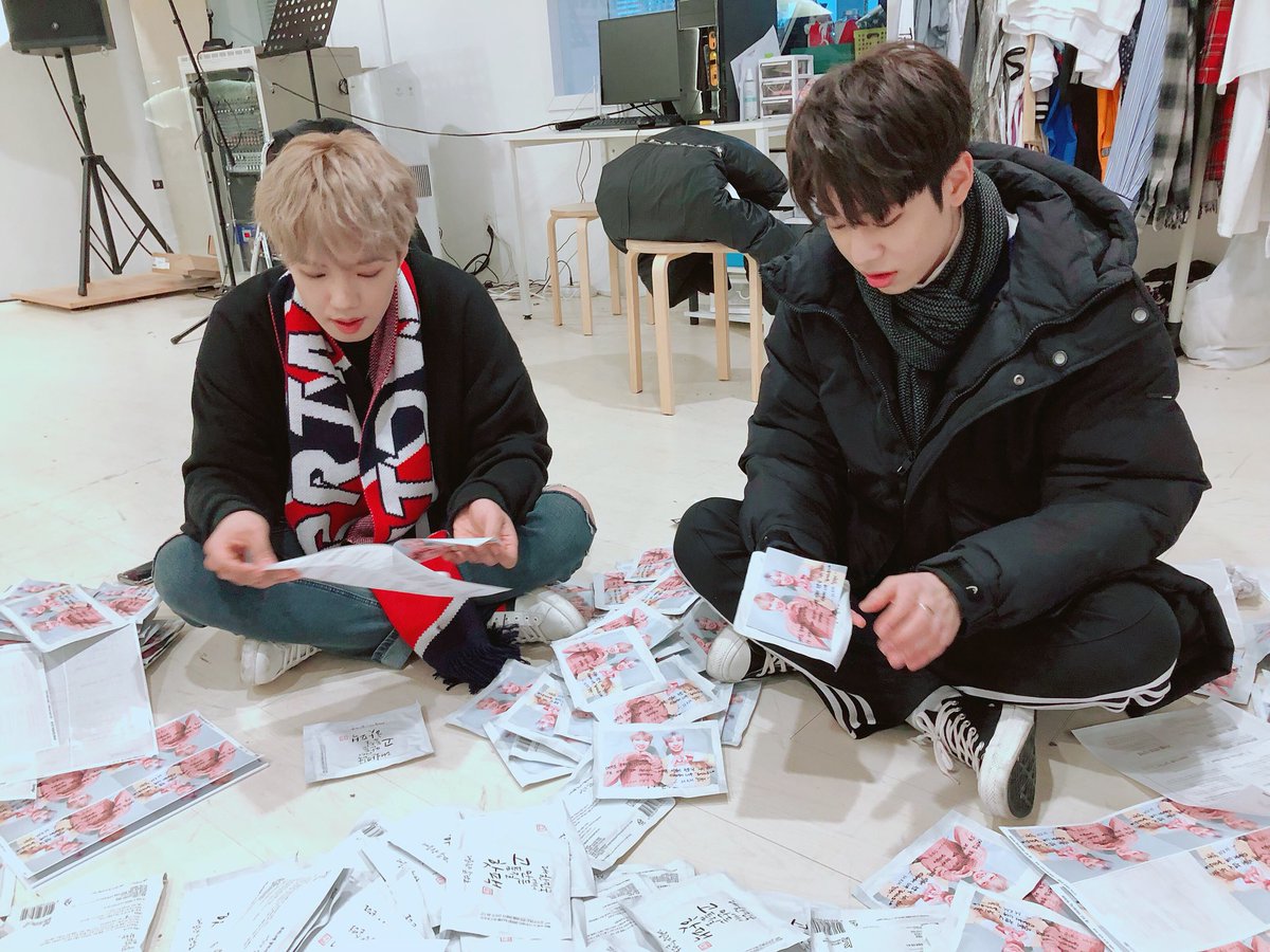 bnmboysofficial's tweet photo. [#MXM] 한파 속에도 늦은 새벽에 함께 응원해주셔서 너무 감사드립니다. 여러분의 몸과 마음이 따뜻해지길 바라는 마음으로 작지만 없어서는 안될 핫팩을 준비해보았는데 마음에 드셨으면 좋겠어요! 
함께해주셔서 감사합니다!💕

#브랜뉴뮤직 #브랜뉴보이즈 #임영민 #김동현 https://t.co/3Bsno0DqJR