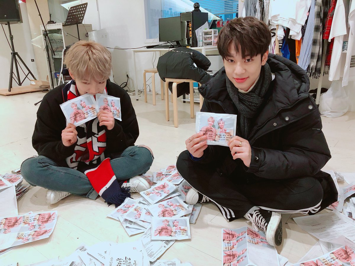 bnmboysofficial's tweet photo. [#MXM] 한파 속에도 늦은 새벽에 함께 응원해주셔서 너무 감사드립니다. 여러분의 몸과 마음이 따뜻해지길 바라는 마음으로 작지만 없어서는 안될 핫팩을 준비해보았는데 마음에 드셨으면 좋겠어요! 
함께해주셔서 감사합니다!💕

#브랜뉴뮤직 #브랜뉴보이즈 #임영민 #김동현 https://t.co/3Bsno0DqJR