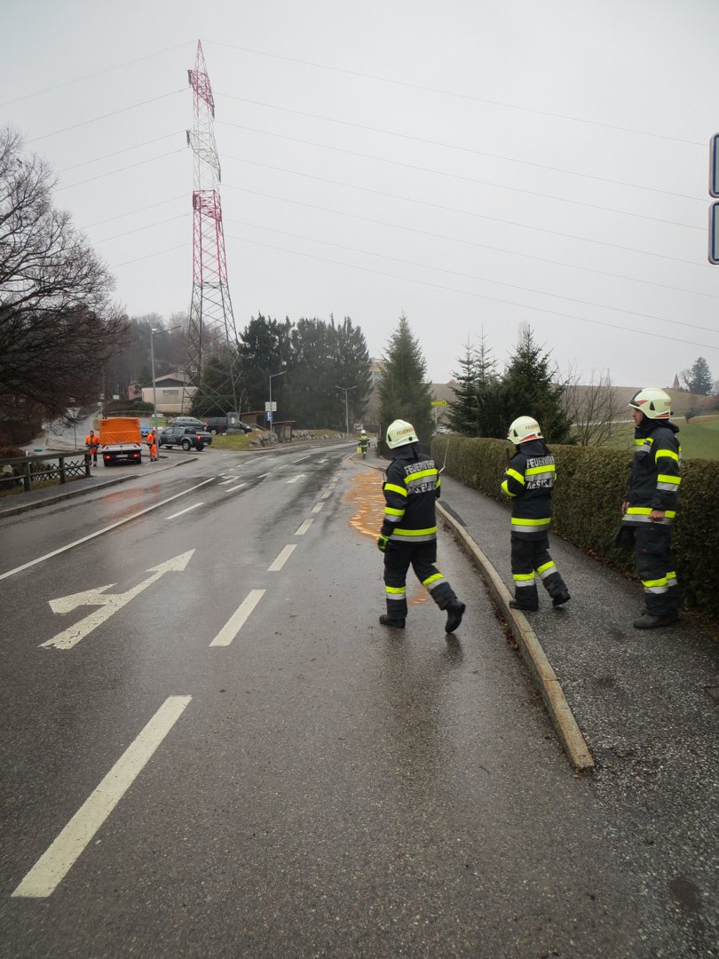 ffnestelbach's tweet photo. Letzter Einsatz 10.01.2018 09:27 Uhr - Betriebsmittelbindearbeiten auf der Landestraße 305 Mareinerstraße https://t.co/yr0V6oYUpP
"Gefällt mir" gilt für den geleisteten Einsatz der Kameraden der Freiwilligen #Feuerwehr #Nestelbach bei #Graz https://t.co/bgEi9tVA5I