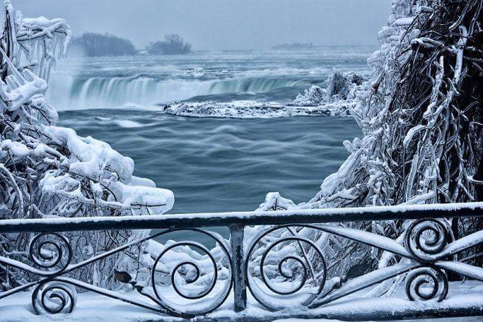 noyanist's tweet photo. Aşırı soğuklarda, donan Niagara şelaleleriden peri masalı tadında nefis kareler yakalanmış, Extreme Cold Turns Niagara Falls Into a Fairy Tale Landscape Frozen in Time ❄️🌊
#NiagaraFalls &amp; #ExtremeCold &amp; #FrozenWaterfall &amp; #Usa &amp; #SnowViews https://t.co/Gf581MysiL